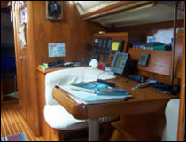 Foto de la mesa de cartas del velero Jeanneau Sun Odyssey de Nautisoft